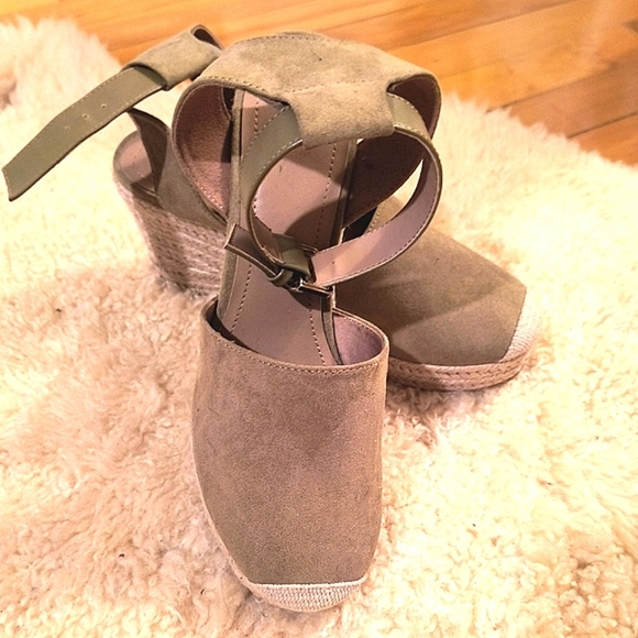 Size 39 H&M women sandals shoes. Color green/kaki. Great condition. - Picture 1 of 6